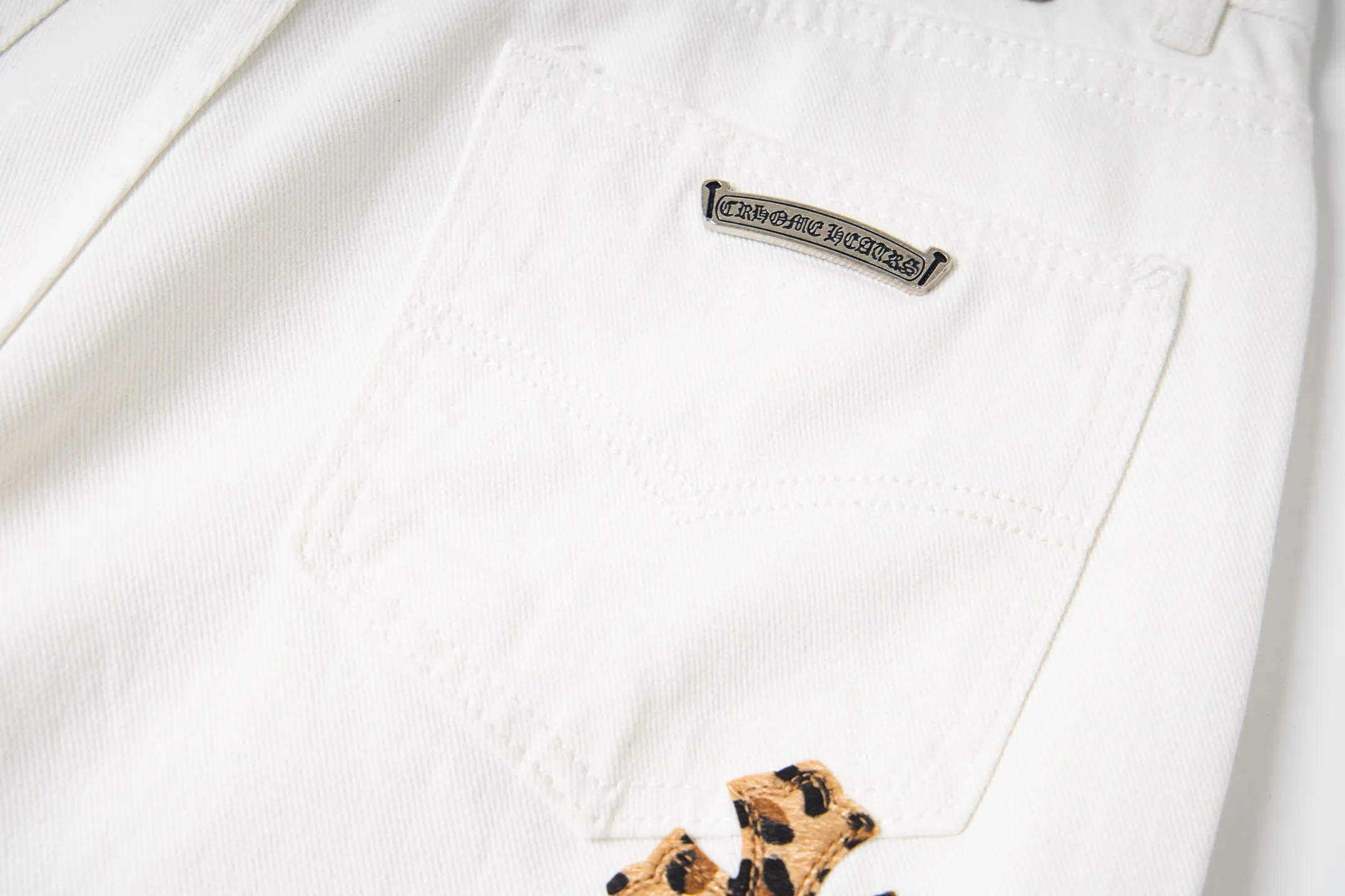 P240 💰 (Top version) Chrome Hearts/Chrome Hearts Classic white hand-painted leopard print series colorful leather cross washed color fabric unisex denim trousers Vibe style straight stacked god-level version Carbon fine bias denim color cloth Old vintage full set of hardware - Chrome Hearts white cow series The high version uses high-ounce custom fabrics, fermentation washing and soft color fixation, soft and thick to wear, the details are all made by hand-polished craftsmanship, all-over printed jacquard fabric Unique design style. Through multiple processes to create a full retro feel. Unique niche non-contrast shirt. Customized distressed spray-painted buttons. Craftsmanship in every detail. Color: white hand-painted leopard print. Size: 28-30-32-34 (corresponding to S-M-L-XL)
